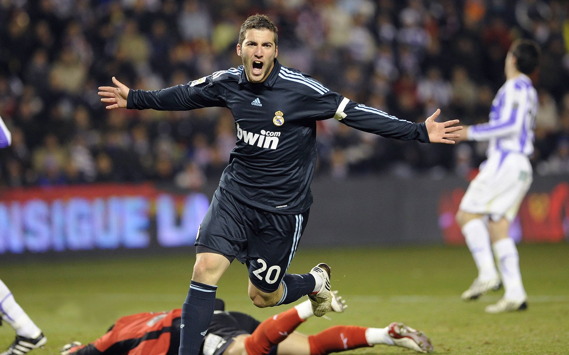 穆勒状态火热引领拜仁打穿塞维利亚，德甲巨人展现欧冠统治力